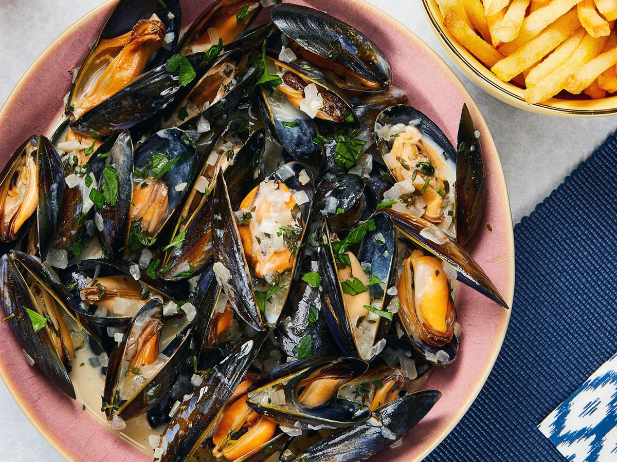 A bowl of mussels